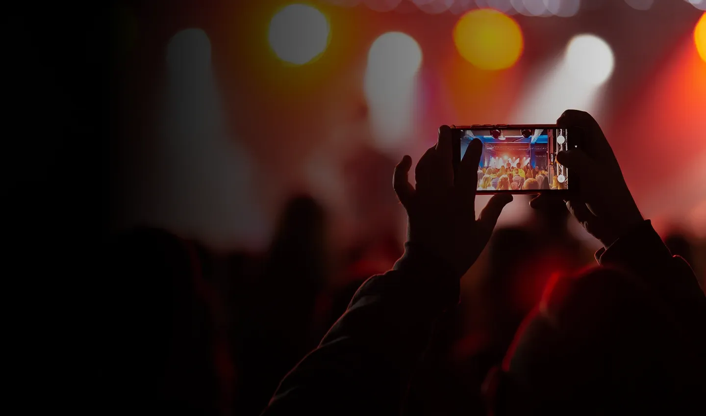 ফোনে কনসার্ট রেকর্ড করা ব্যক্তি, জীবনযাত্রার সুবিধার প্রতিনিধিত্ব করে